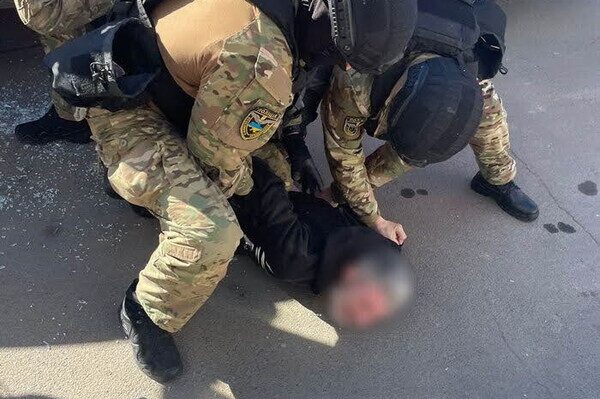 Поджигателей автомобиля чиновника на Лидерсовском бульваре нашли
