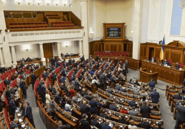 Верховная Рада проголосовала за введение режима ЧП в Украине 
