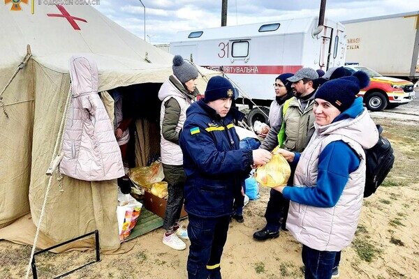 На границах с Румынией и Молдовой принимают беженцев: им все помогают 