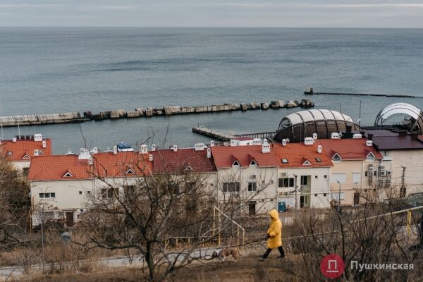 Февральский вечер на побережье Одессы: весной пока не пахнет, но гулять &mdash; хорошо. Фоторепортаж