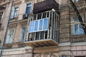 В Одессе убрали вагонку с балкона, который уродовал памятник архитектуры