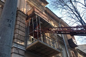 В Одессе убрали вагонку с балкона, который уродовал памятник архитектуры
