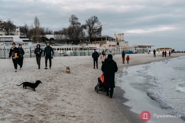 Февральский вечер на побережье Одессы: весной пока не пахнет, но гулять &mdash; хорошо. Фоторепортаж