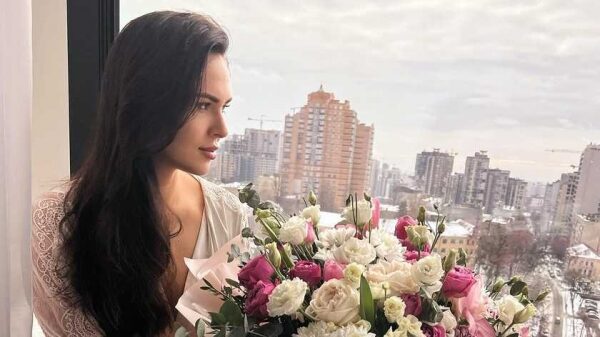 Джессика из &laquo;Холостяка&raquo; в ОАЕ примерила откровенный купальник