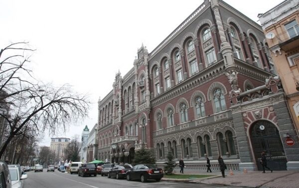 НБУ продал в январе максимум валюты за два года