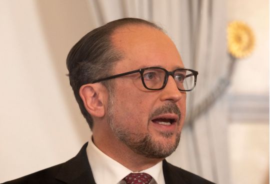 Глава МЗС Австрії розкритикував евакуацію співробітників посольств інших країн з України