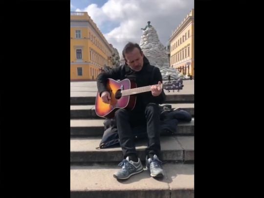 Вакарчук заспівав пісню «Човен» на тлі забарикадованого Дюка в Одесі: вражаюче відео