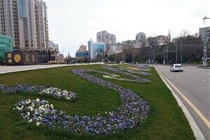 На площади 10 апреля появилась патриотическая цветочная композиция 