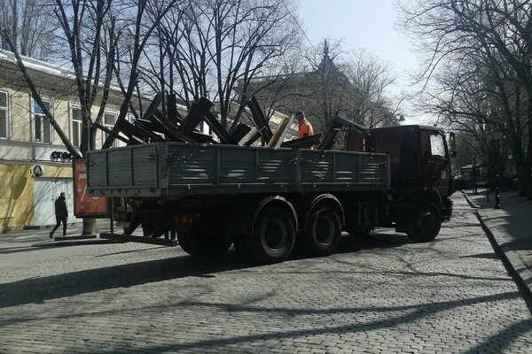 С центра Одессы убирают противотанковые ежи