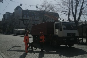 С центра Одессы убирают противотанковые ежи