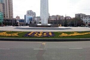 На площади 10 апреля появилась патриотическая цветочная композиция 