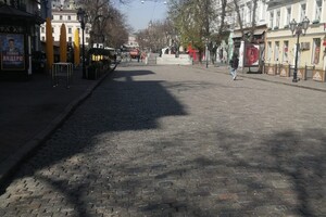 С центра Одессы убирают противотанковые ежи