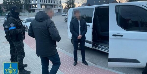Под Львовом и.о. мэра требовал от волонтера 100 тысяч грн с автобуса с гуманитаркой