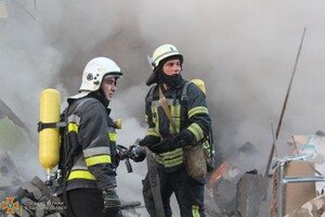Бомба в парадной и замеры воздуха: как прошли последние сутки у спасателей Одессы
