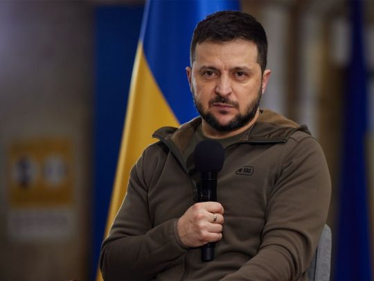 Допоміг Борис Джонсон: знамениту флісову кофту Зеленського продали за&nbsp;понад 3 млн гривень