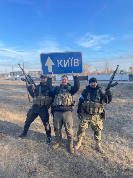 «Хлопці, суто цивільні, мало не під час бою гуглили, як користуватися зброєю»: розповідь учасника партизанського руху