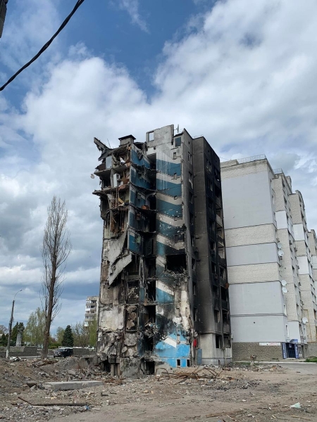 Під Києвом провели спецоперацію з порятунку… кота зі зруйнованої багатоповерхівки (фото, відео)