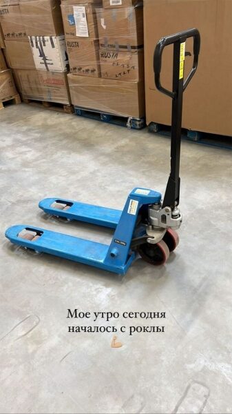 Ранок починається з&nbsp;&laquo;рокли&raquo;: Віра Брежнєва показала, як&nbsp;завантажує фури з&nbsp;гуманітаркою у&nbsp;Польщі (відео)