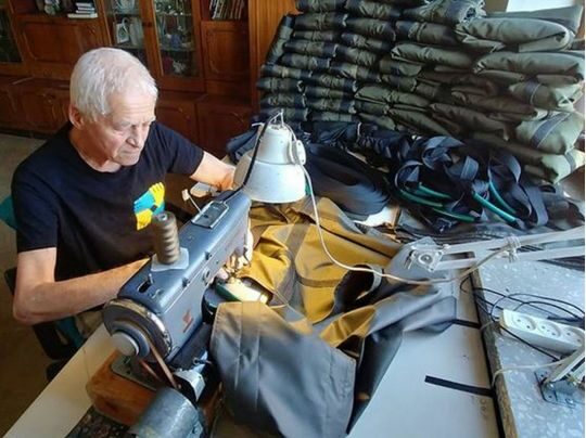&laquo;Щоб заспокоїтись, сідаю за&nbsp;машинку&raquo;: 82-річний волонтер шиє на&nbsp;потреби армії