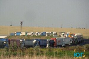 На юге Одесской области образовались огромные пробки из-за сотен фур с зерном