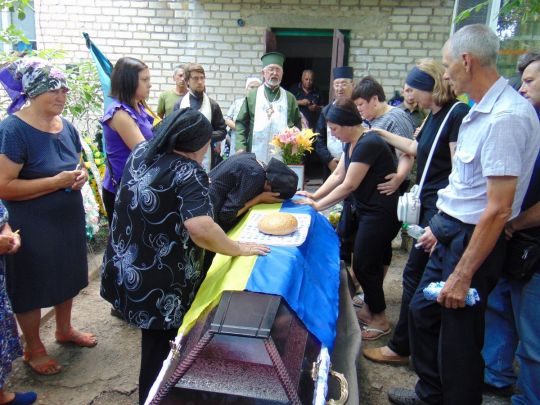 «Кожна розгрузка була прошита молитвою, що коханий чоловік скоро повернеться»: на Дніпропетровщині попрощались із загиблим воїном