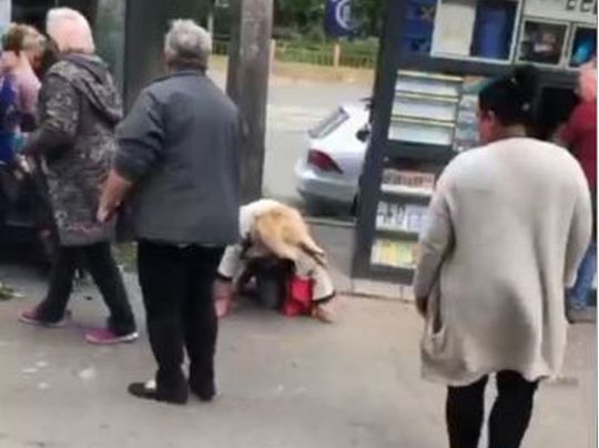 &laquo;Прийде путін і&nbsp;наведе лад&raquo;: у&nbsp;Києві побили та&nbsp;облили фарбою прихильницю &laquo;руського міра&raquo; (відео)