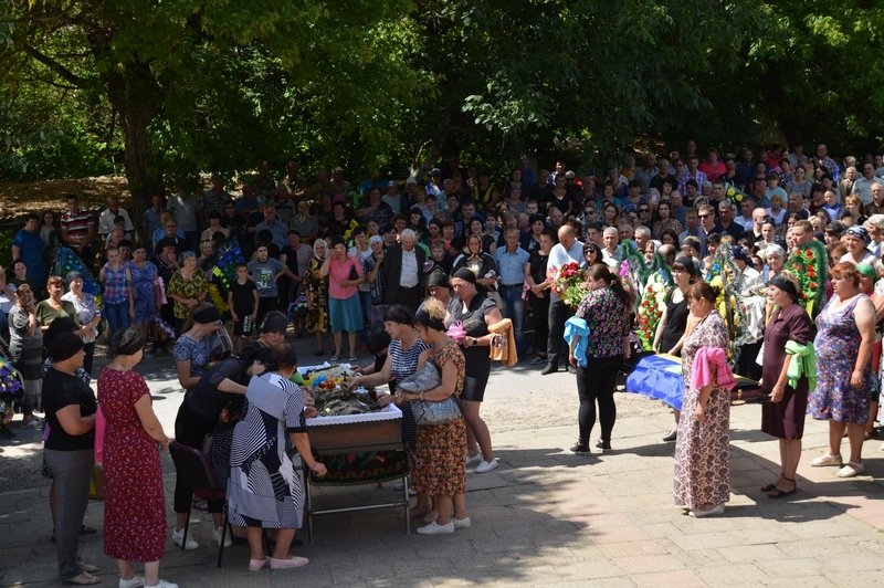«Прийняв бій, коли рашисти з Криму заходили»: на Вінниччині попрощалися з воїном, який загинув під Миколаєвом