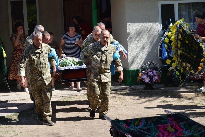 «Прийняв бій, коли рашисти з Криму заходили»: на Вінниччині попрощалися з воїном, який загинув під Миколаєвом