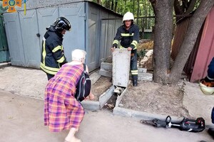 Помогали людям и уничтожали гранату: как прошли сутки у одесских спасателей