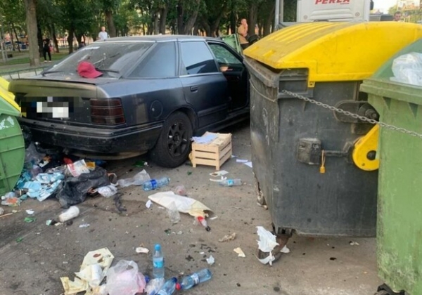 В Одессе автомобиль влетел в мусорные баки и сбил двух людей: есть погибшая