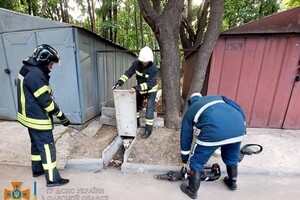 Помогали людям и уничтожали гранату: как прошли сутки у одесских спасателей