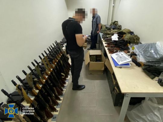 Воювати і не збиралися: у Києві у групи «добробатівців» вилучили десятки автоматів та тисячі набоїв (фото)
