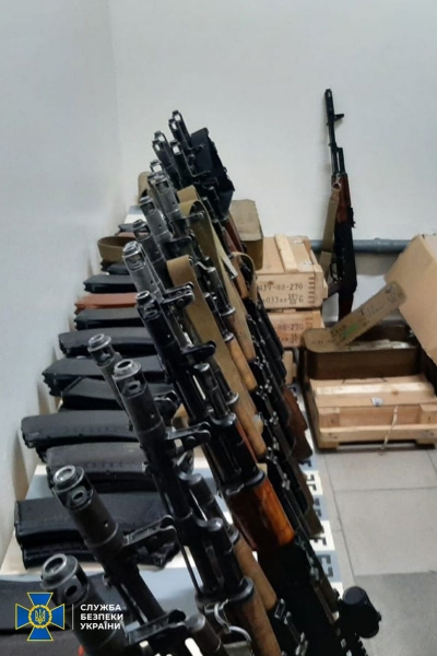 Воювати і не збиралися: у Києві у групи «добробатівців» вилучили десятки автоматів та тисячі набоїв (фото)