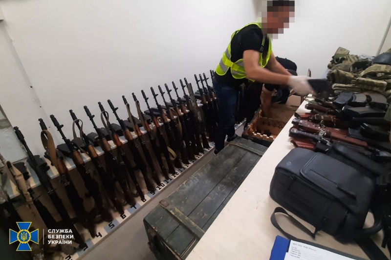 Воювати і не збиралися: у Києві у групи «добробатівців» вилучили десятки автоматів та тисячі набоїв (фото)