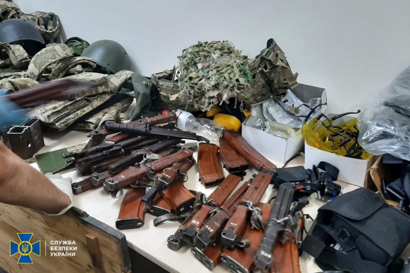 Воювати і не збиралися: у Києві у групи «добробатівців» вилучили десятки автоматів та тисячі набоїв (фото)