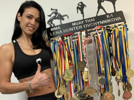 &laquo;Бійтеся нас&raquo;: українська красуня з&nbsp;ММА вразила навичками стрільби з&nbsp;гвинтівки (відео)