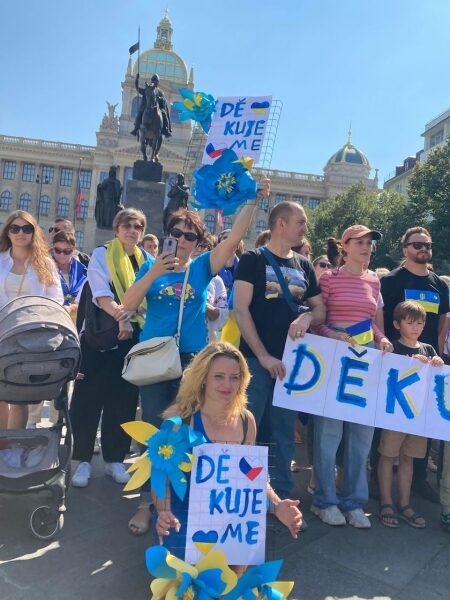 &laquo;Дякуємо!&raquo;: українські біженці провели ходу і&nbsp;подякували Чехії за&nbsp;притулок під час війни