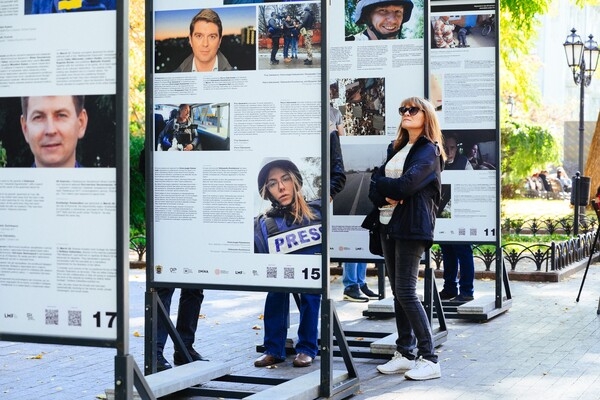 "Война еще не закончилась": в Одессе открыли фотовыставку, посвященную журналистам
