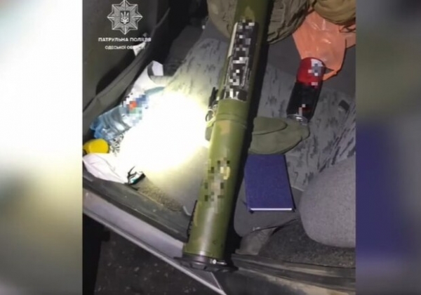 На выходных патрульные остановили мужчин с гранатометом и пистолетом 