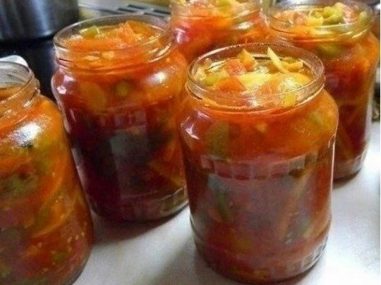 Головне&nbsp;&mdash; порядок закладки та&nbsp;пропорція: готуємо найсмачніший салат на&nbsp;зиму без стерилізації