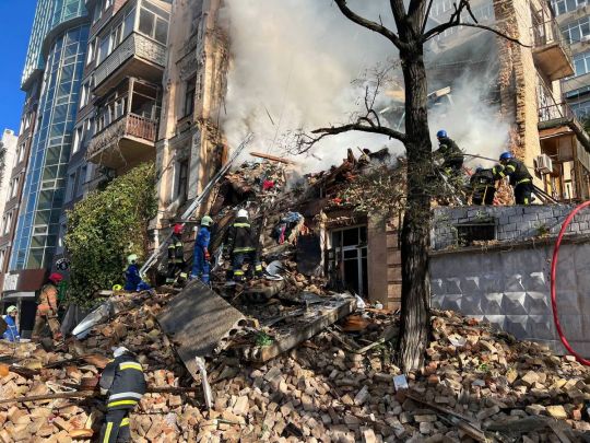 Під завалами зруйнованого дроном будинку в Києві знайдено тіло загиблої жінки