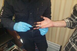 Прятали похищенные вещи на кладбище: в Одесской области задержали воров, ограбивших волонтерский штаб