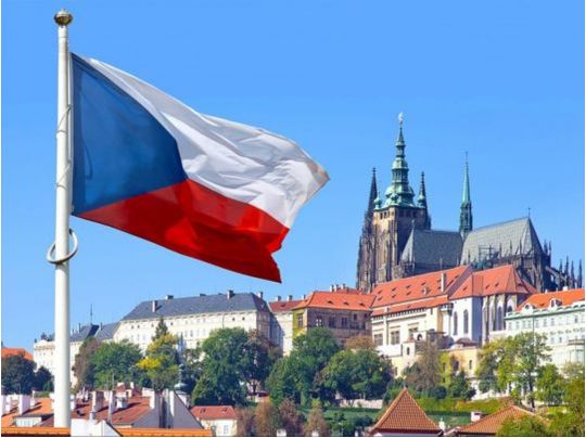 Всім поспіль не платитимуть: у Чехії хочуть змінити суму допомоги для українських біженців та правила виплат