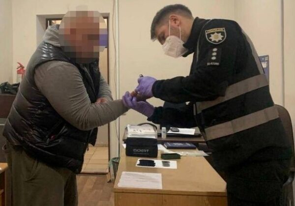 Бросался камнями: в Одессе ссора двух мужчин закончилась стрельбой и травмой Бросался камнями: в Одессе ссора двух мужчин закончилась стрельбой и травмой