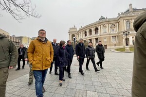 Глава МИД Франции пряталась от обстрелов в бомбоубежище под Оперным театром в Одессе
