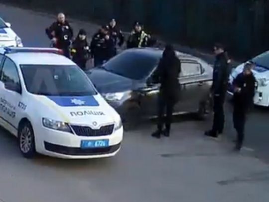 У Дніпрі поліція обстріляла автомобіль з неадекватною жінкою за кермом та дитиною в салоні (відео)