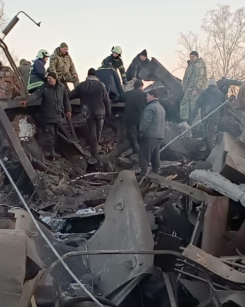 Рашисти завдали авіаудару по Чернігівщині: є руйнування, під завалами люди (фото)