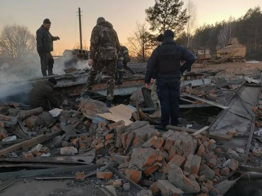Рашисти завдали авіаудару по Чернігівщині: є руйнування, під завалами люди (фото)