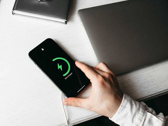 Завжди кладіть смартфон на стіл екраном вниз: названо головні причини
