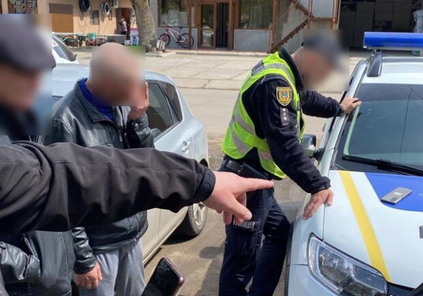 В Одесской области полицейский вымогал деньги с военного